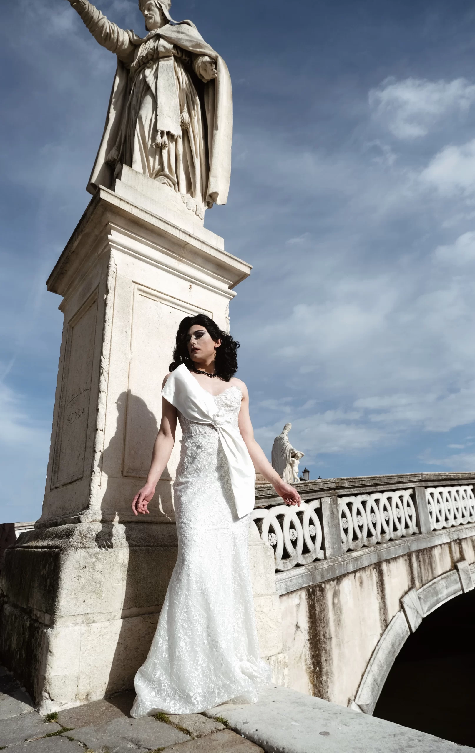 Abito da sposa con fioco Abito da sposa con fioco